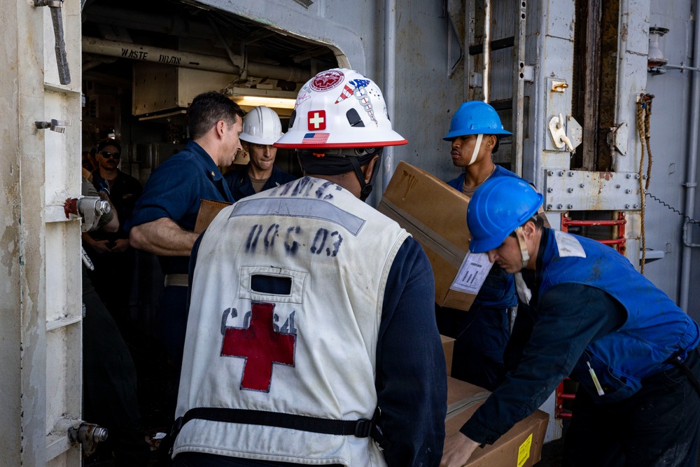 U.S. Sailors Move Pallets Aboard Ticonderoga-Class Guided-Missile Cruiser USS Gettysburg (CG 64)