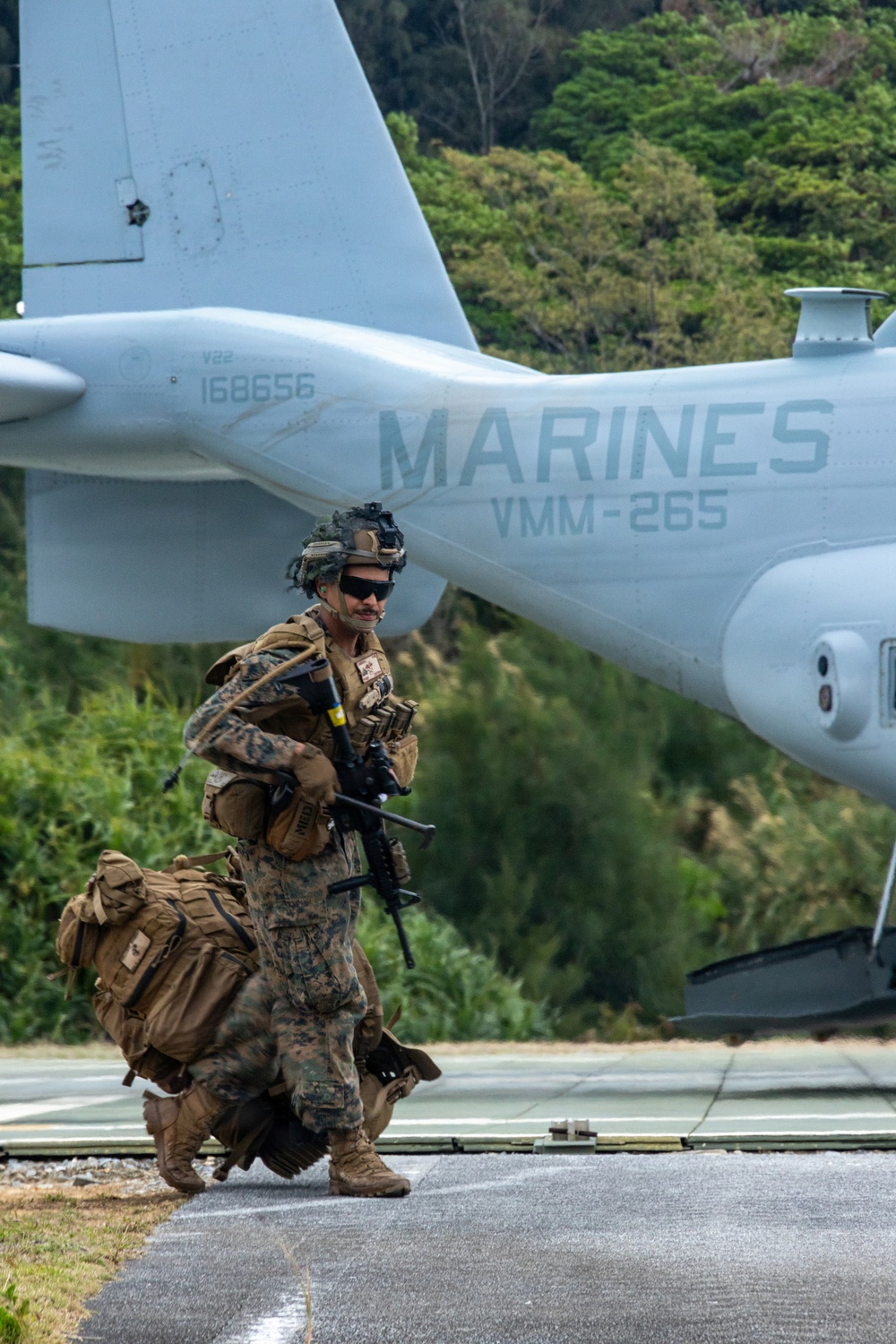31st MEU | USS New Orleans ordnance offload