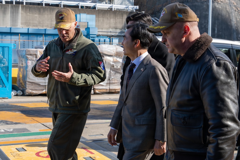George Washington Sailors host Republic of Korea Minister of National Defense