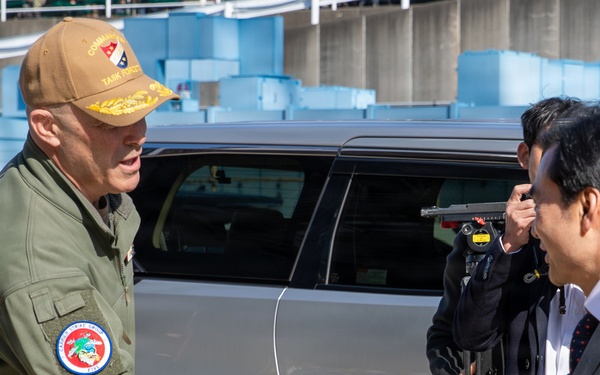 George Washington Sailors host Republic of Korea Minister of National Defense