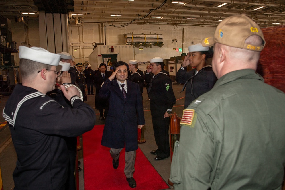 George Washington Sailors host Republic of Korea Minister of National Defense