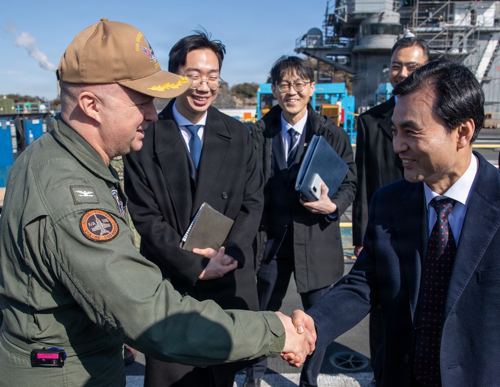George Washington Sailors host Republic of Korea Minister of National Defense