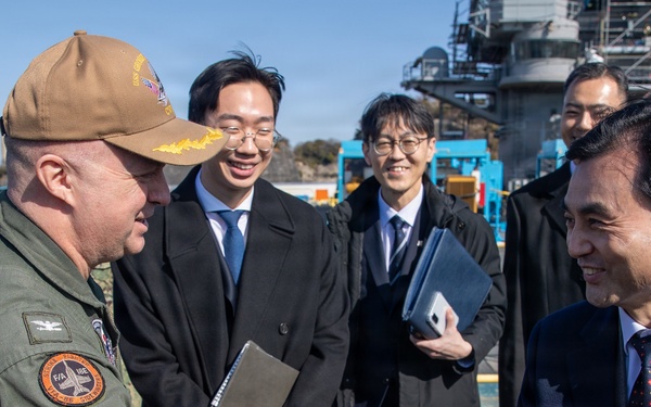 George Washington Sailors host Republic of Korea Minister of National Defense