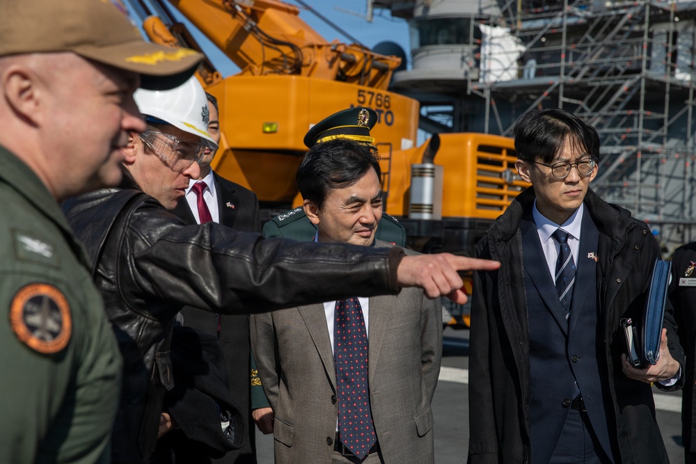 George Washington Sailors host Republic of Korea Minister of National Defense