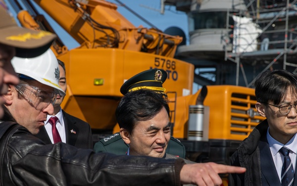George Washington Sailors host Republic of Korea Minister of National Defense