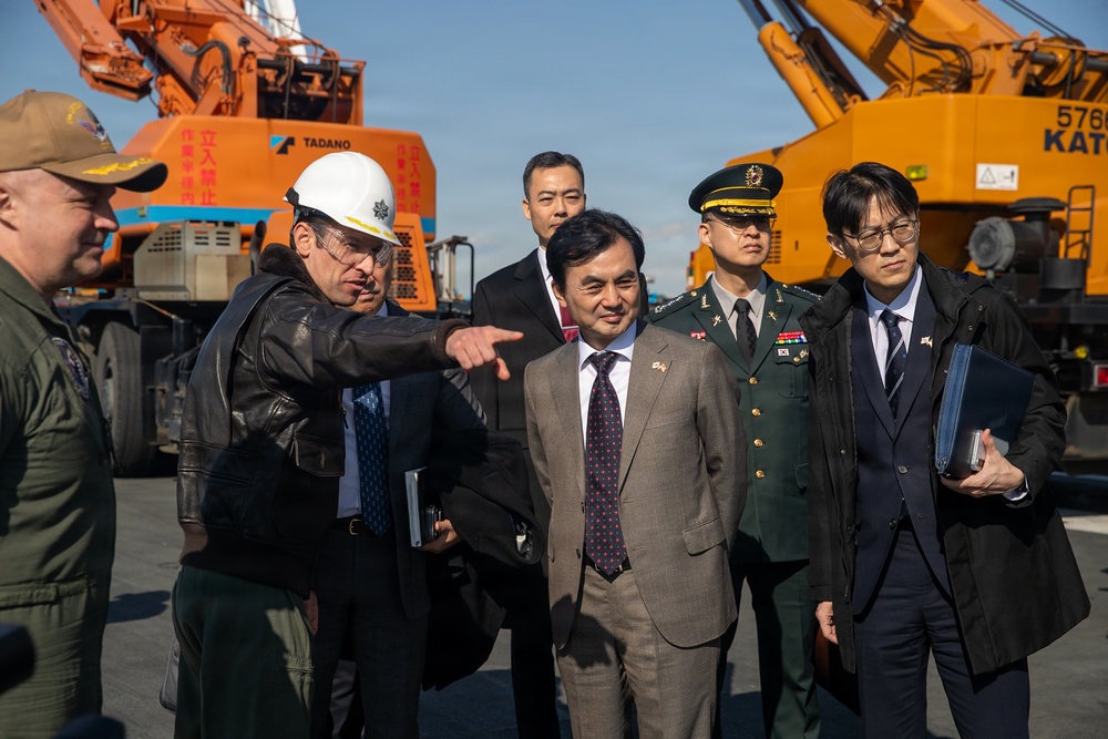 George Washington Sailors host Republic of Korea Minister of National Defense