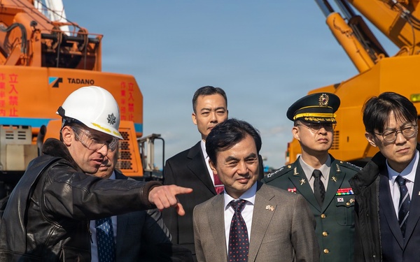 George Washington Sailors host Republic of Korea Minister of National Defense