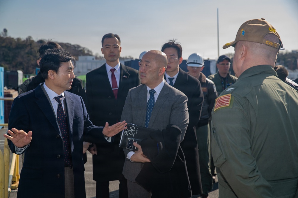 George Washington Sailors host Republic of Korea Minister of National Defense
