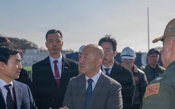 George Washington Sailors host Republic of Korea Minister of National Defense