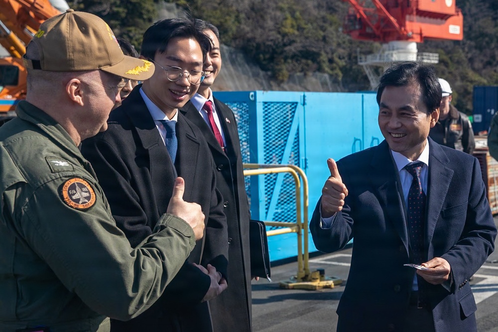 George Washington Sailors host Republic of Korea Minister of National Defense