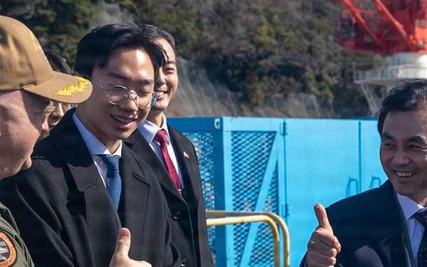 George Washington Sailors host Republic of Korea Minister of National Defense
