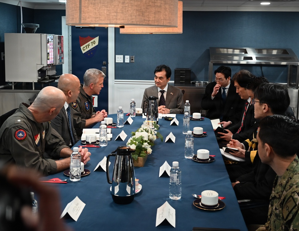 George Washington Sailors host Republic of Korea Minister of National Defense