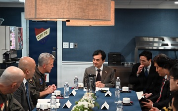 George Washington Sailors host Republic of Korea Minister of National Defense