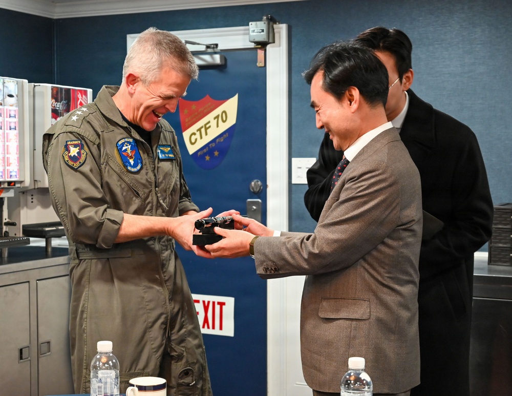 George Washington Sailors host Republic of Korea Minister of National Defense