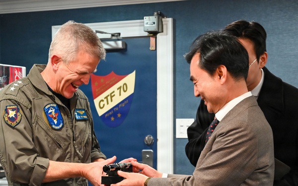 George Washington Sailors host Republic of Korea Minister of National Defense