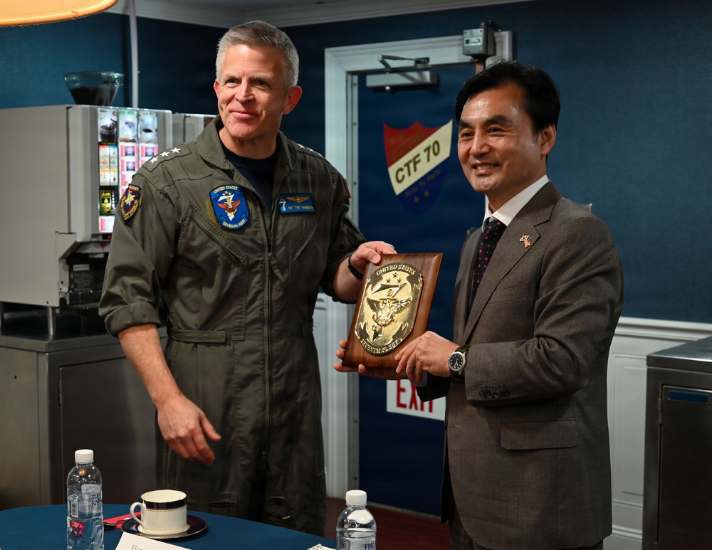George Washington Sailors host Republic of Korea Minister of National Defense