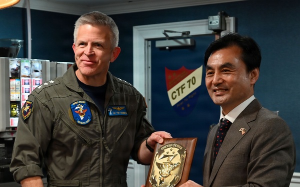 George Washington Sailors host Republic of Korea Minister of National Defense