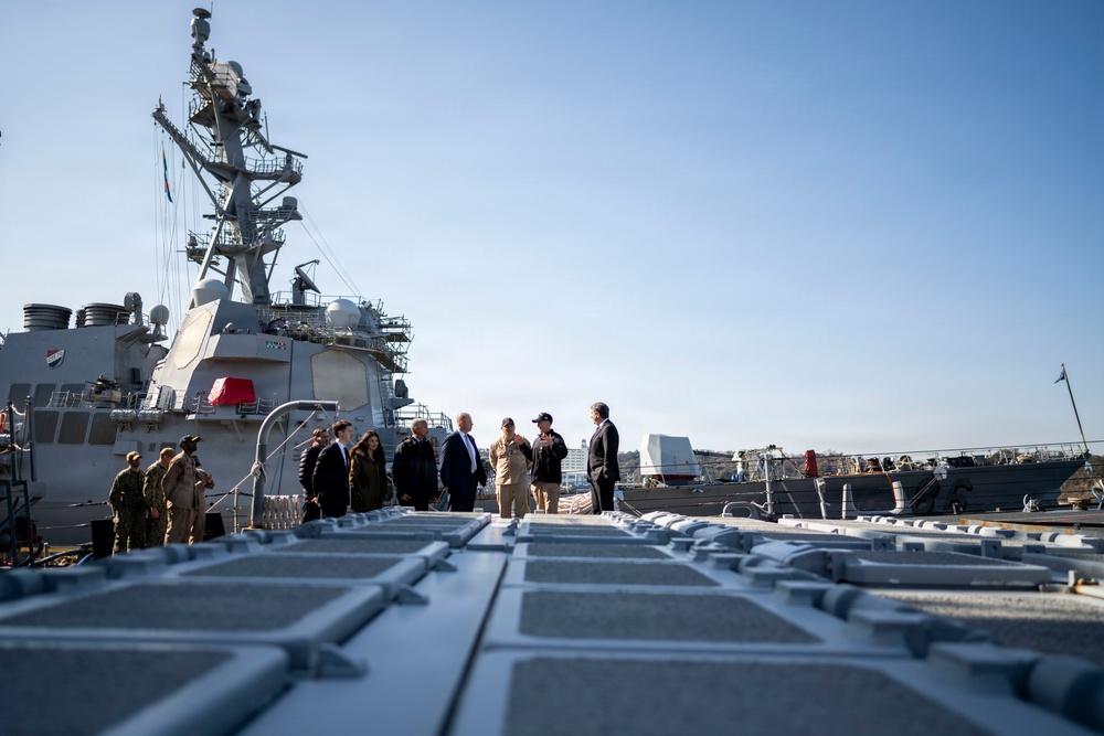 Deputy Secretary of State for Management and Resources, Michael J. Rigas tours USS Milius