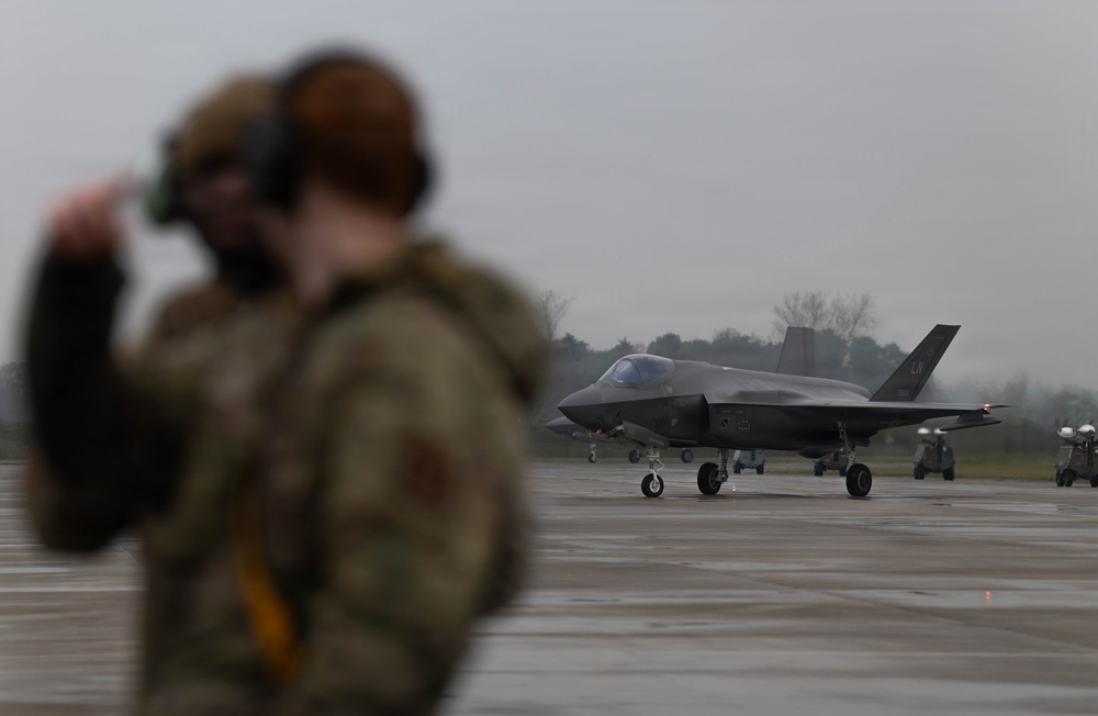 493rd FGS certifies 435th CRS in hot-pit refueling operations