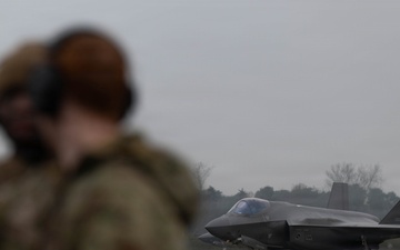 493rd FGS certifies 435th CRS in hot-pit refueling operations