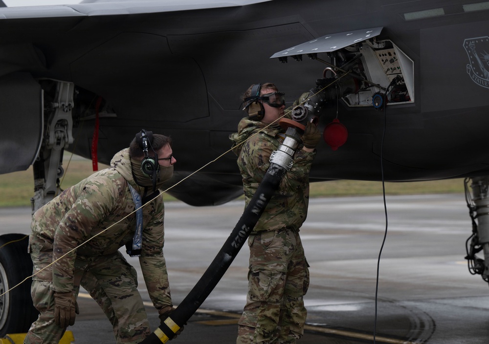 493rd FGS certifies 435th CRS in hot-pit refueling operations