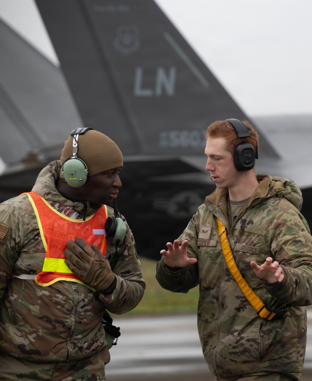 493rd FGS certifies 435th CRS in hot-pit refueling operations