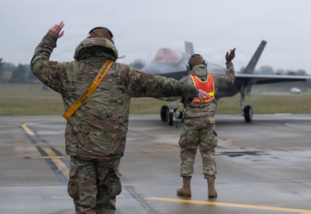 493rd FGS certifies 435th CRS in hot-pit refueling operations