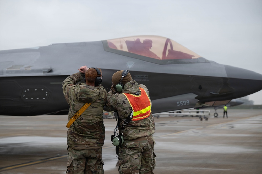493rd FGS certifies 435th CRS in hot-pit refueling operations