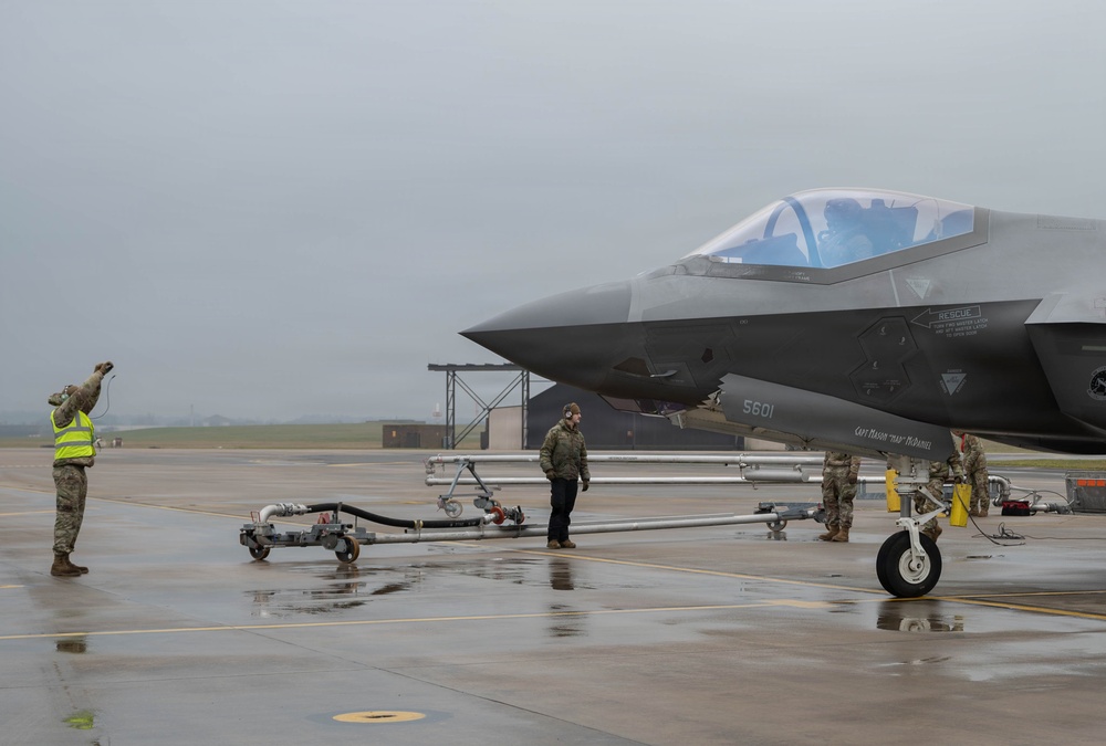 493rd FGS certifies 435th CRS in hot-pit refueling operations