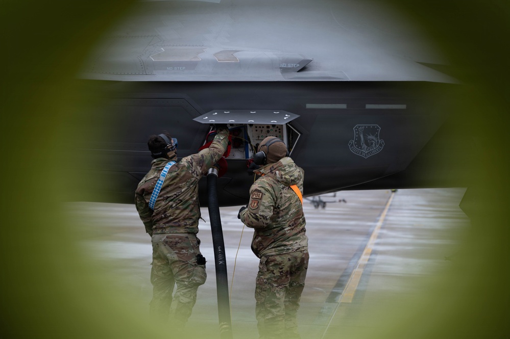 493rd FGS certifies 435th CRS in hot-pit refueling operations
