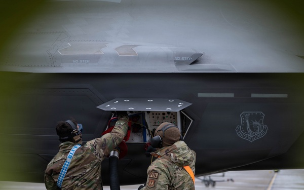 493rd FGS certifies 435th CRS in hot-pit refueling operations