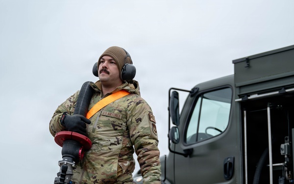 493rd FGS certifies 435th CRS in hot-pit refueling operations