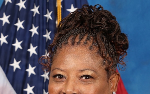 DeCA category merchandiser receives Pet Insight’s 2025 Leading Retail Pet Executive Award