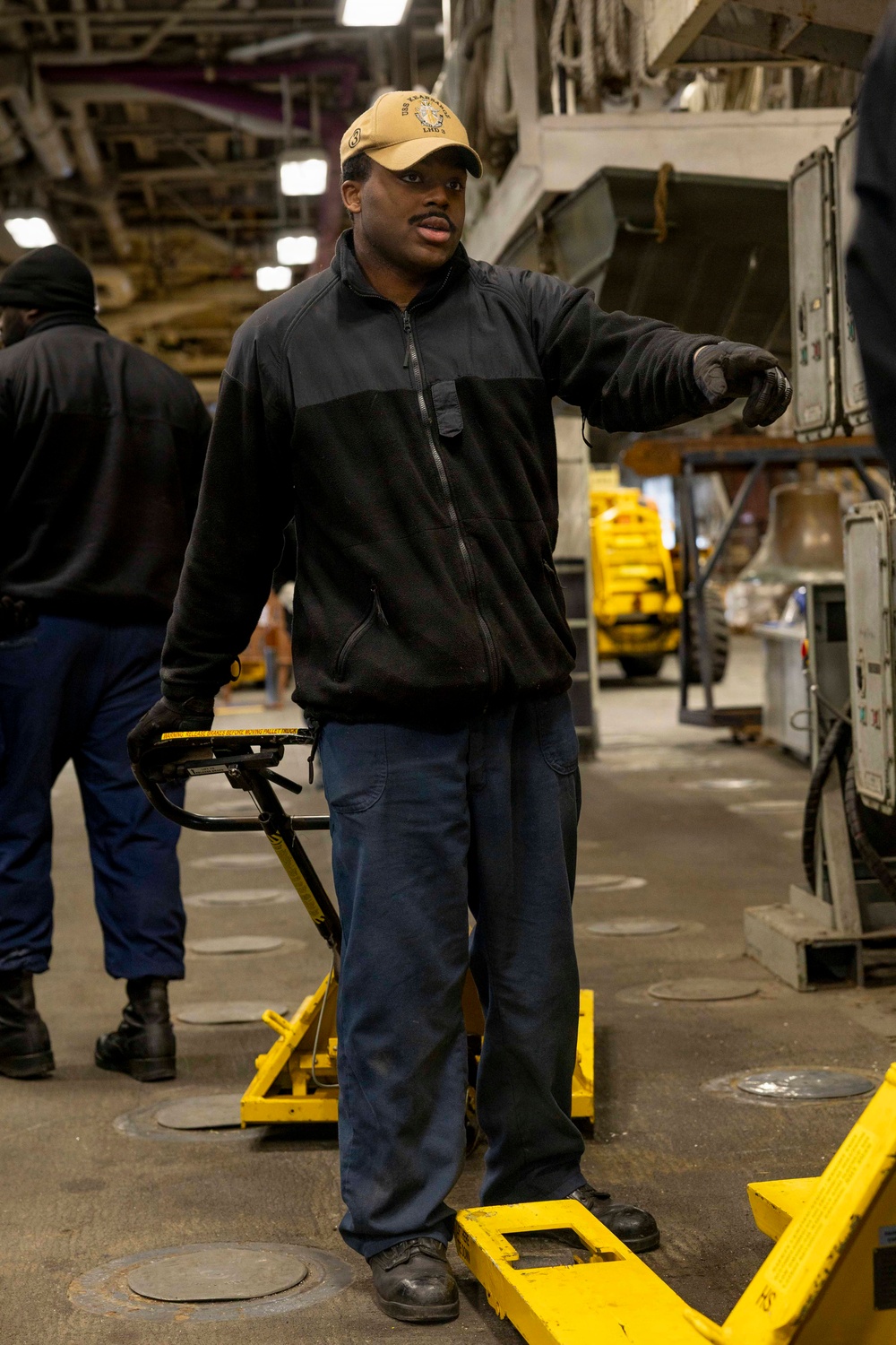 Kearsarge Conducts Ammunition Onload