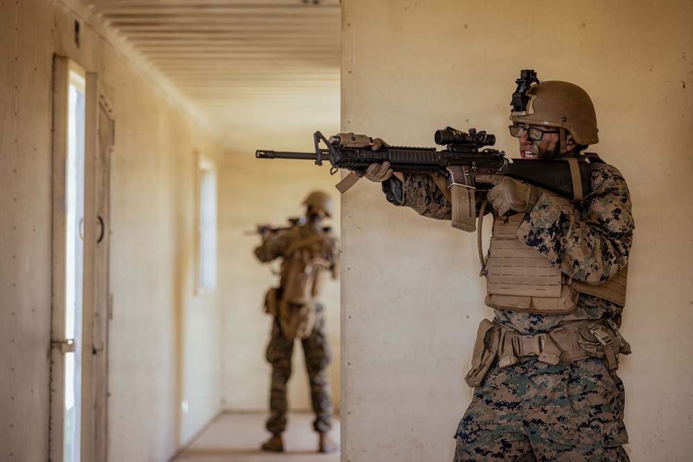 1st Intelligence Battalion conducts MOUT training