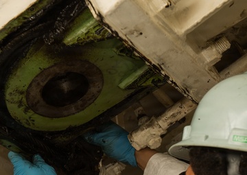 Ronald Reagan Sailors Conduct Maintenance