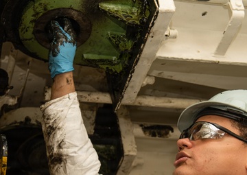 Ronald Reagan Sailors Conduct Maintenance