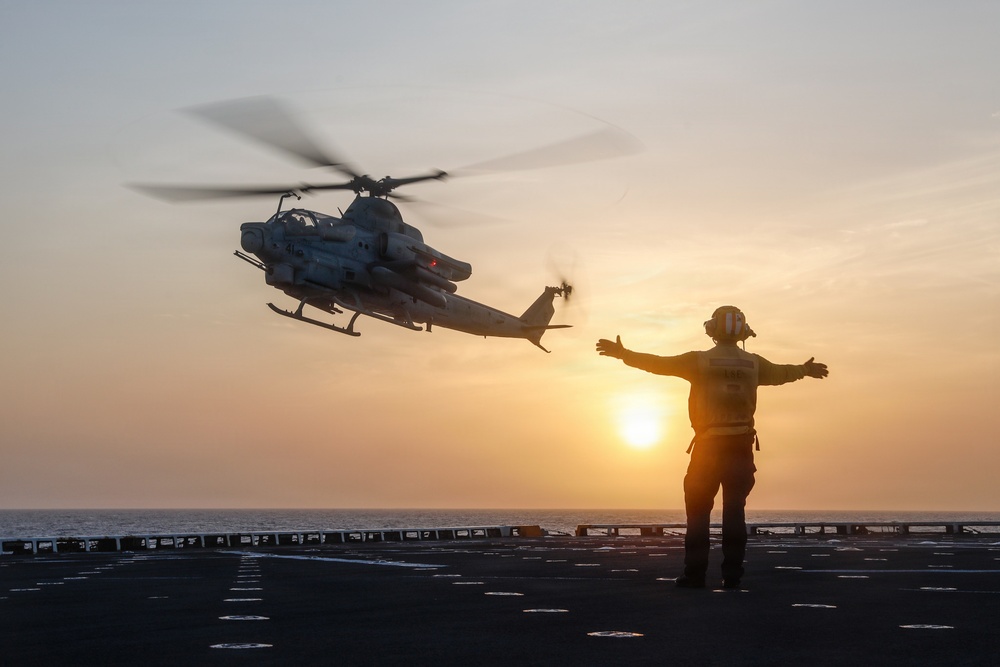 22nd MEU(SOC) | Flight Operations Aboard the USS Fort Lauderdale
