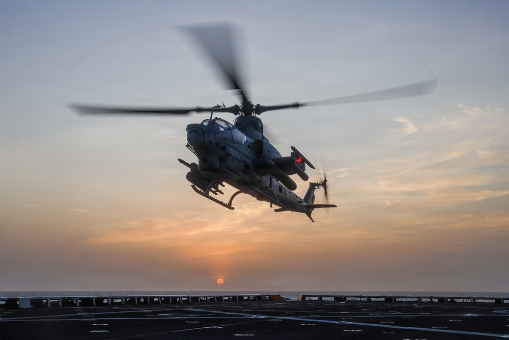 22nd MEU(SOC) | Flight Operations Aboard the USS Fort Lauderdale
