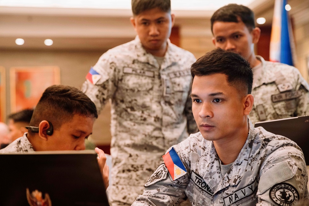 MRF-SEA Marines, Philippine Service Members conduct Joint Tactical Assault Kit Training