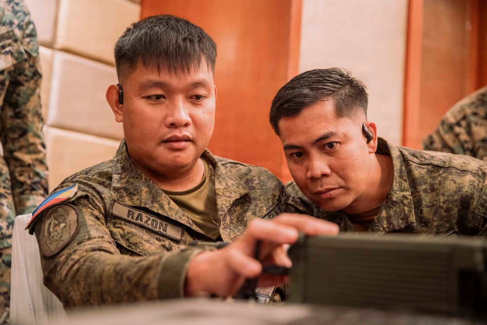 MRF-SEA Marines, Philippine Service Members conduct Joint Tactical Assault Kit Training