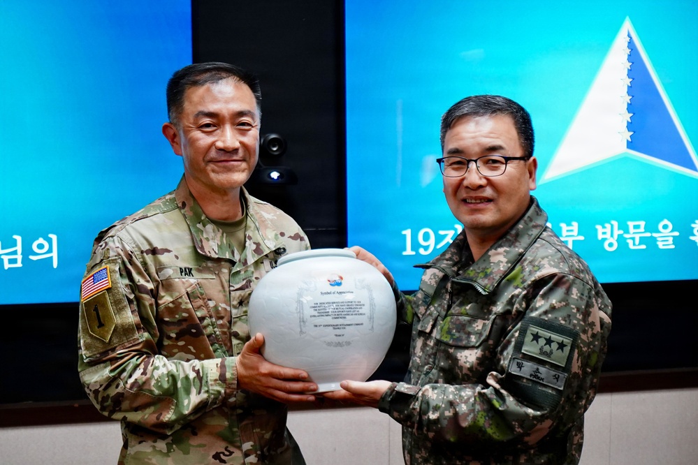 19th ESC commander exchanges token of appreciation with ROK Army logistics leader