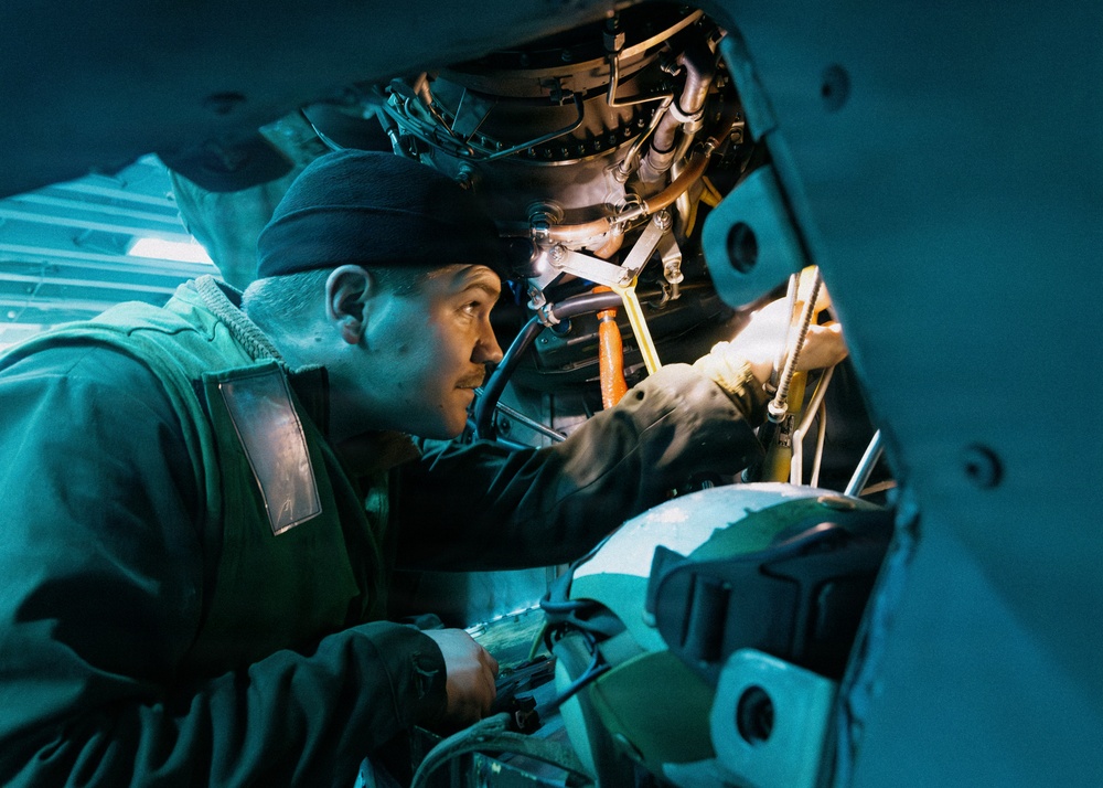 11th MEU Marines, Sailors Conduct Rotary Aircraft Maintenance