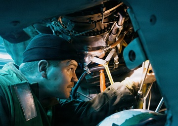 11th MEU Marines, Sailors Conduct Rotary Aircraft Maintenance