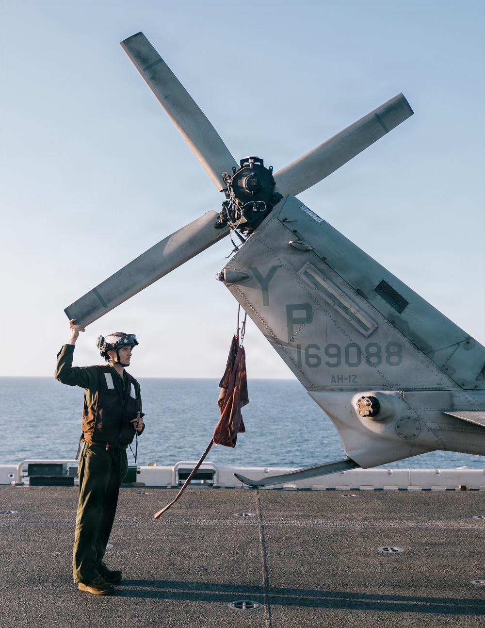 11th MEU Marines, Sailors Conduct Rotary Aircraft Maintenance