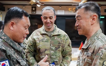 Exchanging symbols of ROK-U.S. partnership