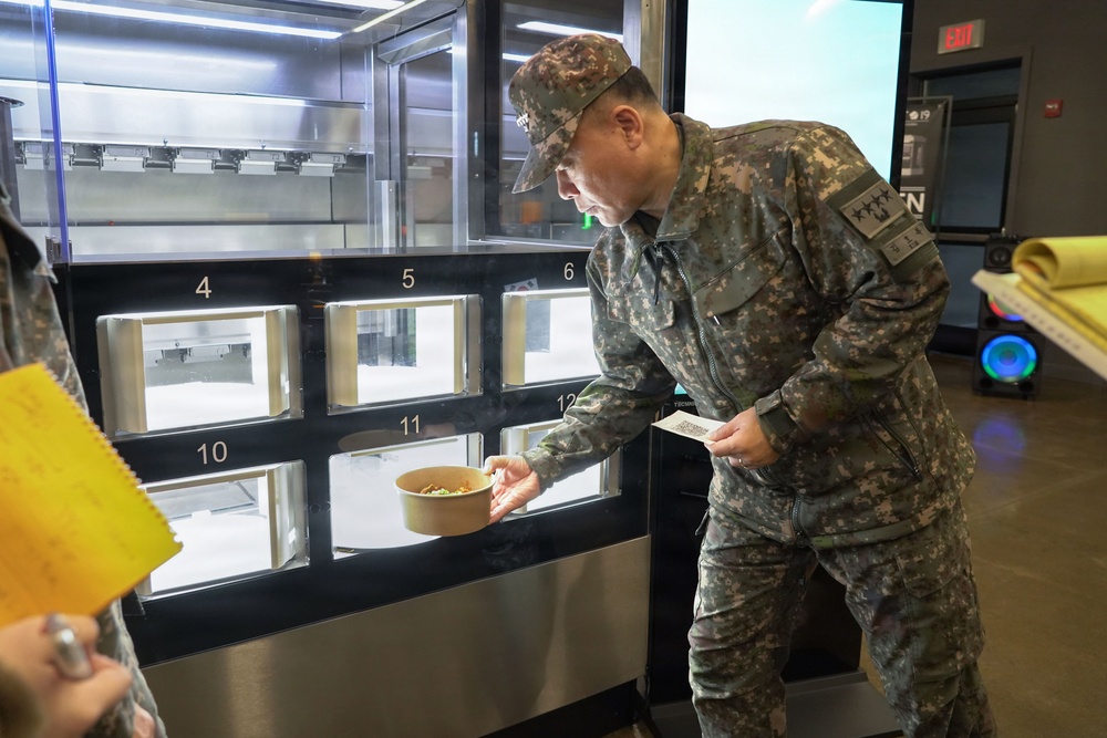 ROK Army commander visits Autonomous Kitchen