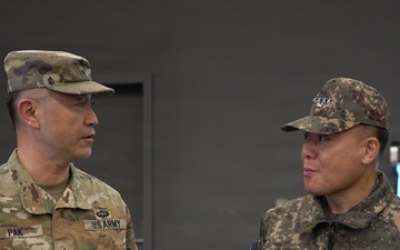 U.S. and ROK commanders converse during kitchen tour