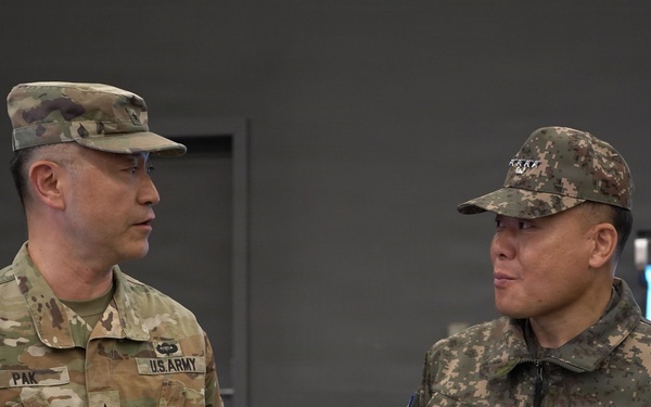 U.S. and ROK commanders converse during kitchen tour