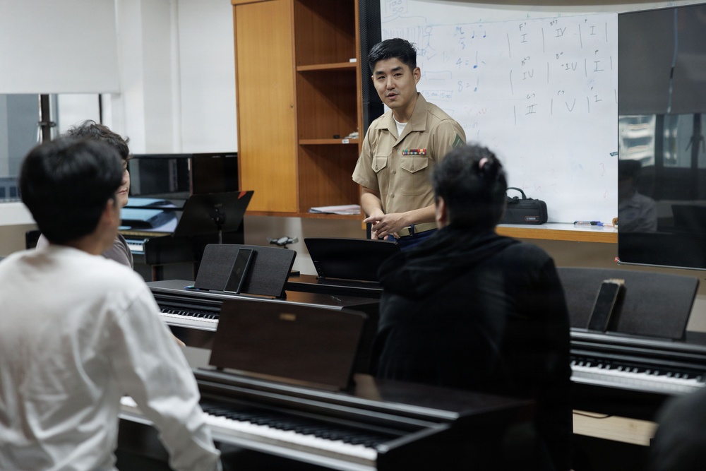 III MEF Band Provides Musical Workshop at Srinakharinwirot University Demonstration